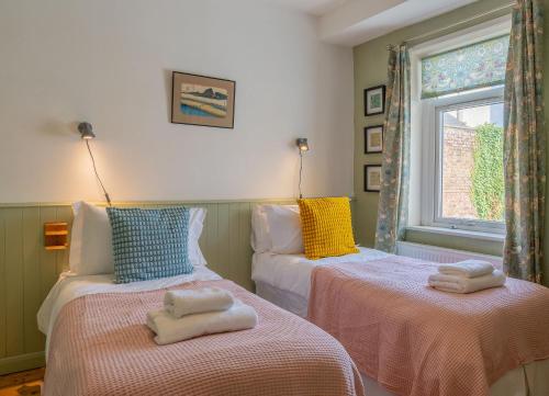 Postel nebo postele na pokoji v ubytování McEnroe Cottage - Heart of Town - Beach