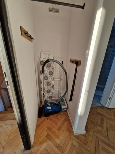 a staircase with a vacuum in a room at Little Wish in Gdańsk