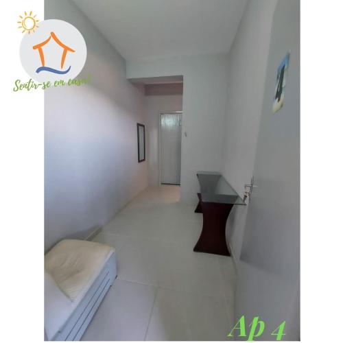a white room with a bed and a desk at Ape privativo no Brisamar - 10min Praia de Itaparica - Sentir-se em Casa! in Vila Velha
