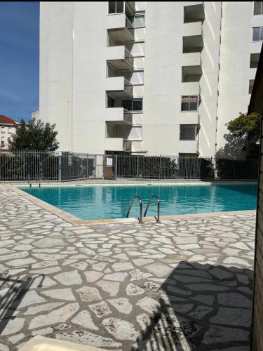 une piscine devant un immeuble dans l'établissement Studio vue mer-port Arcachon, à Arcachon