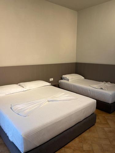 two beds sitting in a room withermott at Villa RESA - Intero allogio in Orikum