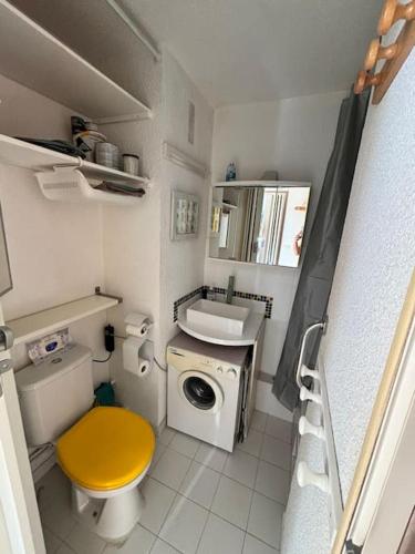 une petite salle de bains avec toilettes et lave-linge. dans l'établissement Appartement bord de mer, au Barcarès