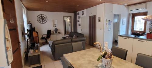 une cuisine et un salon avec une table et des chaises dans l'établissement Maison Fouras centre 3 étoiles, à Fouras