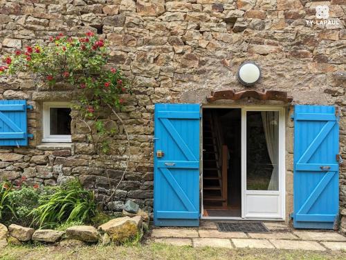 Photo de la galerie de l'établissement Maison bretonne conviviale décorée avec soin, à Locoal-Mendon