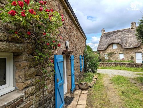 Photo de la galerie de l'établissement Maison bretonne conviviale décorée avec soin, à Locoal-Mendon