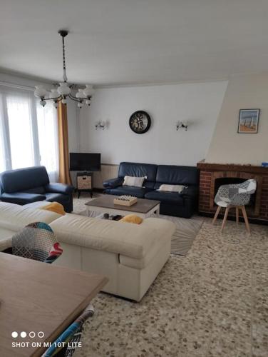 un salon avec deux canapés et une cheminée dans l'établissement Maison de vacances à 400m de la plage, à Berck-sur-Mer