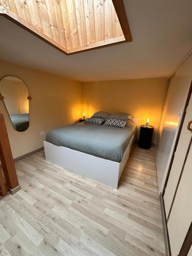 - une chambre avec un lit et un plafond voûté dans l'établissement Casa Lili, à Leucate