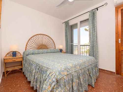 een slaapkamer met een bed en een raam bij Traditional holiday home with terrace in Chipiona