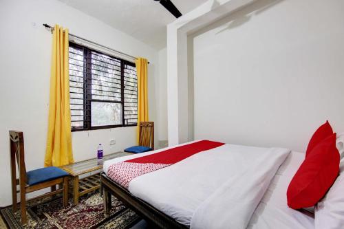 Una cama o camas en una habitación de Super OYO Flagship Blossom Inn Burari