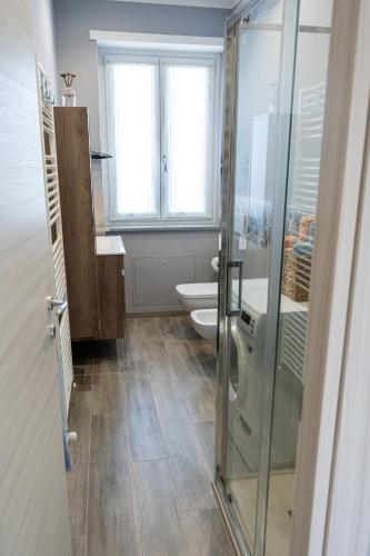 a bathroom with a glass shower and a toilet at Appartamento Rayan Alba Wine Retreat nelle Langhe in Alba