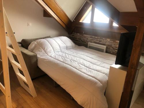 Ce lit se trouve dans une chambre avec mezzanine. dans l'établissement Studio au pied des pistes avec vue sur la vallée, à Ustou