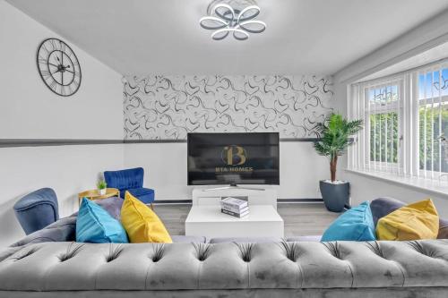 Televisyen dan/atau pusat hiburan di Stylish 3 bed in great location - BTA Homes Serviced Accommodation Wolverhampton