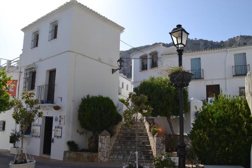 Casa Isabel في زوهيروس: مبنى أبيض اللون به درج وعمود إنارة