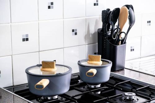 Dapur atau dapur kecil di Stylish 3 bed in great location - BTA Homes Serviced Accommodation Wolverhampton