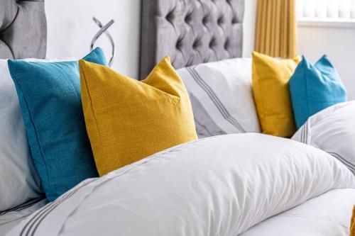 Katil atau katil-katil dalam bilik di Stylish 3 bed in great location - BTA Homes Serviced Accommodation Wolverhampton