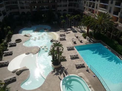 une vue aérienne d'une piscine dans un complexe hôtelier dans l'établissement T2 lumineux Mer à pied Terrasse Piscine, à Cannes