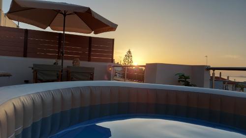 Bazén v ubytování Villa Popi Gouves & Spa nebo v jeho okolí