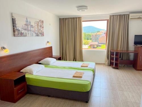 En eller flere senge i et værelse på Къща за гости Теодора