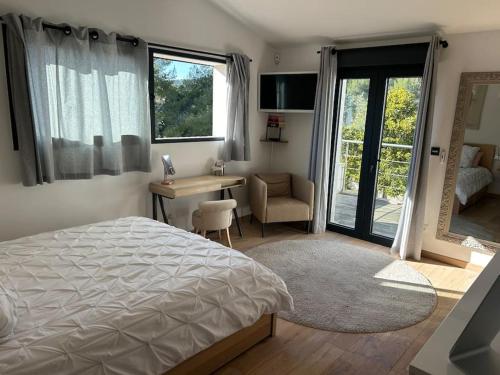 une chambre avec un lit, un bureau et une table dans l'établissement Villa contemporaine avec lagon, à Sanary-sur-Mer