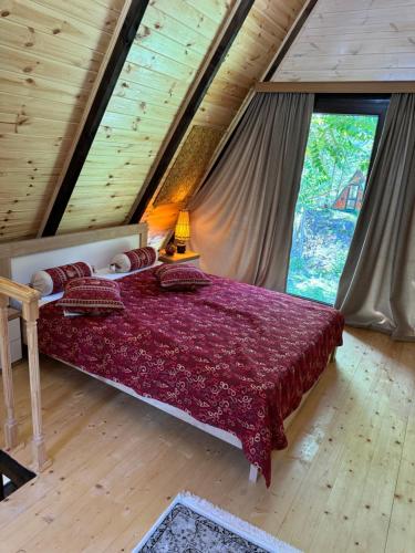 ein Schlafzimmer mit einem großen Bett im Dachgeschoss in der Unterkunft cottage machakhela in Batumi