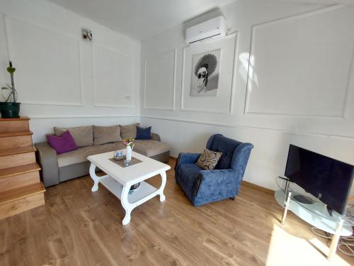Ein Sitzbereich in der Unterkunft Apartman Noa