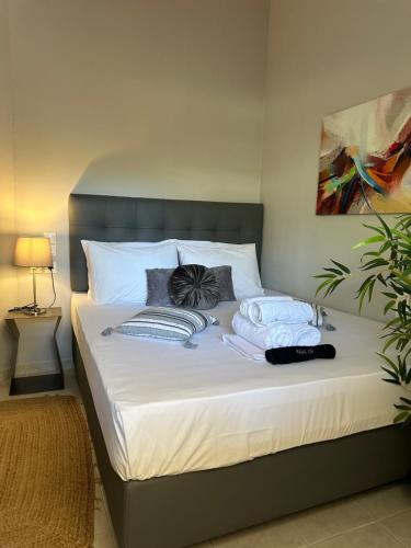 un letto con due asciugamani sopra di ILIOS apartment a Nydri