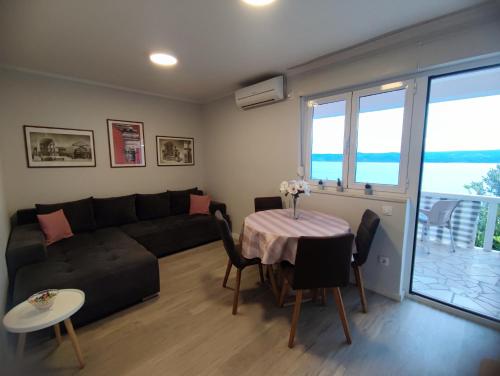 Ruang duduk di Apartments Ivančić