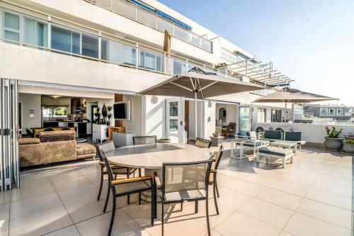 Zona de estar de Tropical Beachfront Escape