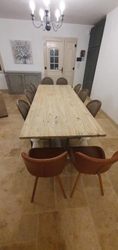 einen Holztisch mit Stühlen in einem Zimmer in der Unterkunft Casetta brignoles in Brignoles