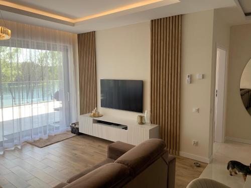 TV a/nebo společenská místnost v ubytování Apartament Stranda Residence 302 B Mazury Giżycko