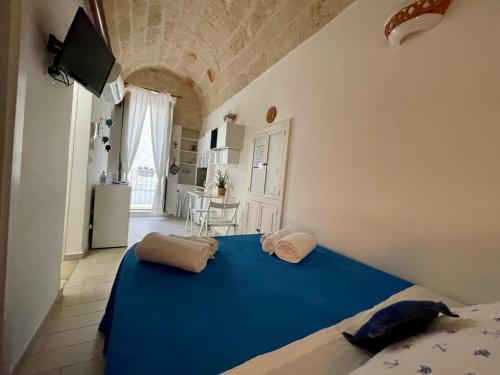 - une chambre avec un lit bleu et 2 oreillers dans l'établissement Casa Maya, Vista Mare e Relax, à Polignano a Mare