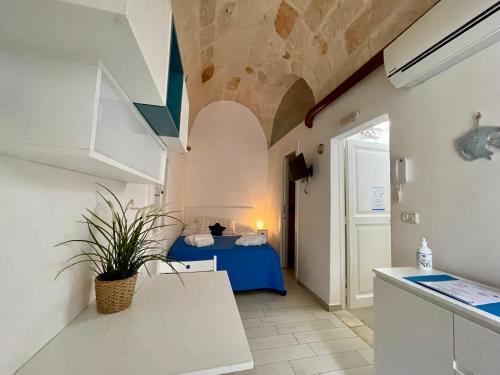 une pièce avec une table bleue dans une pièce dans l'établissement Casa Maya, Vista Mare e Relax, à Polignano a Mare