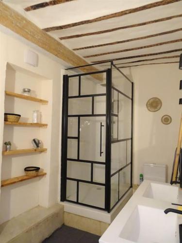 une salle de bain avec une douche en verre dans une chambre dans l'établissement Maison avec terrasse panoramique, à Châteauneuf-de-Gadagne