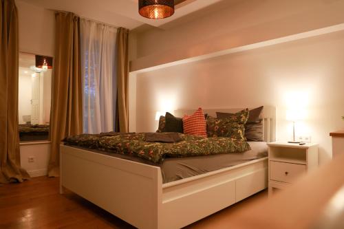 Postel nebo postele na pokoji v ubytování Boutique Hotel Pension Luisengrün Küche 1Gbs WLAN Netflix Disney MagentaTV
