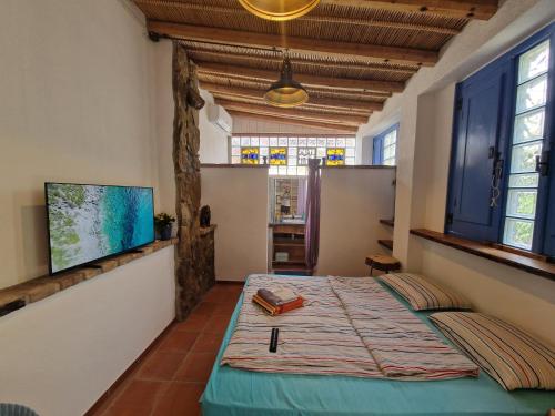 een slaapkamer met een bed in een kamer met ramen bij Casa Olive in San Vito