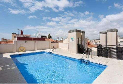 una piscina sul tetto di un edificio di SUITE JINETES a Málaga