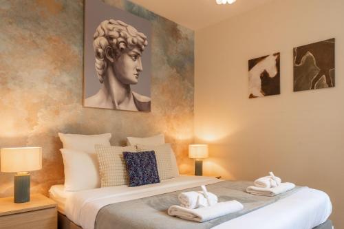 - une chambre avec un grand lit et des serviettes dans l'établissement Appartement spacieux et rénové, à Paris