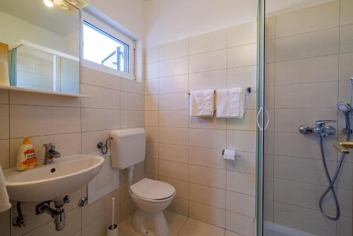 Bilik mandi di Apartments Biserka