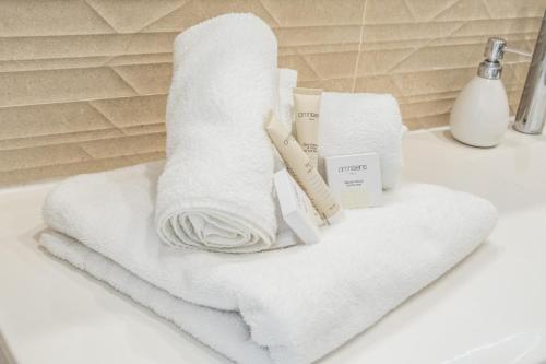 - une pile de serviettes assises sur un lavabo dans l'établissement Appartement spacieux et rénové, à Paris