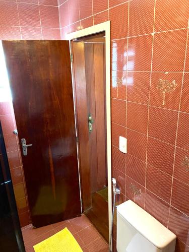 a bathroom with a shower and a toilet in it at Chalé aconchegante em Mury in Nova Friburgo