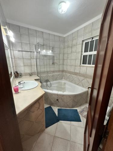 un baño con bañera y lavabo en Casa #SerJo, en São Brás de Alportel