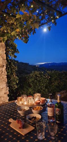 une table avec des bouteilles de vin et des bols de nourriture et de boissons dans l'établissement Le logis, à Mons