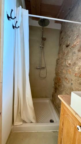 La salle de bains est pourvue d'une douche avec un rideau de douche blanc. dans l'établissement Le logis, à Mons