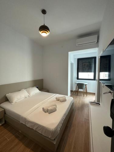 ein Schlafzimmer mit einem Bett mit zwei Handtüchern darauf in der Unterkunft Pristina Select Apartments in Pristina