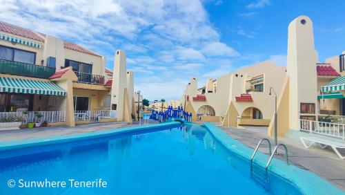 Majoituspaikassa Mareverde apartment with pools and bar - Fanabe beach tai sen lähellä sijaitseva uima-allas