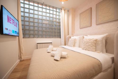 une chambre avec un lit blanc avec des serviettes dessus dans l'établissement CIA - Beaurepaire, à Paris