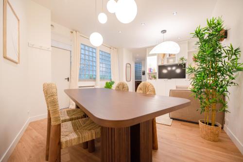 une salle à manger et un salon avec une table et des chaises dans l'établissement CIA - Beaurepaire, à Paris