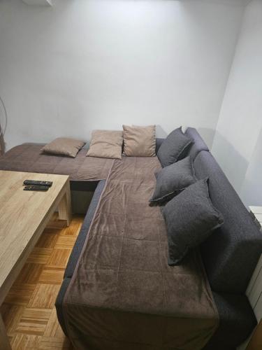 - 2 lits avec des oreillers dans une chambre dans l'établissement Apartman Ellye, à Lukavica