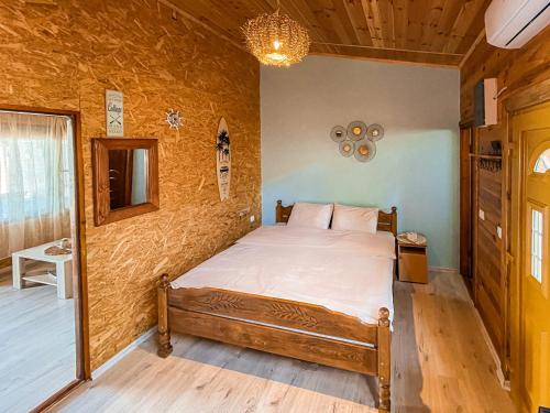 1 dormitorio con 1 cama en una habitación en River house Velero, en Ulcinj