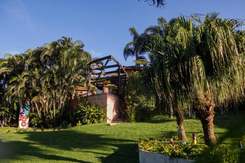 einen Park mit Palmen und einer Achterbahn in der Unterkunft Casa Barco Ferradura in Búzios